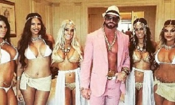 Сутенёр и проститутки